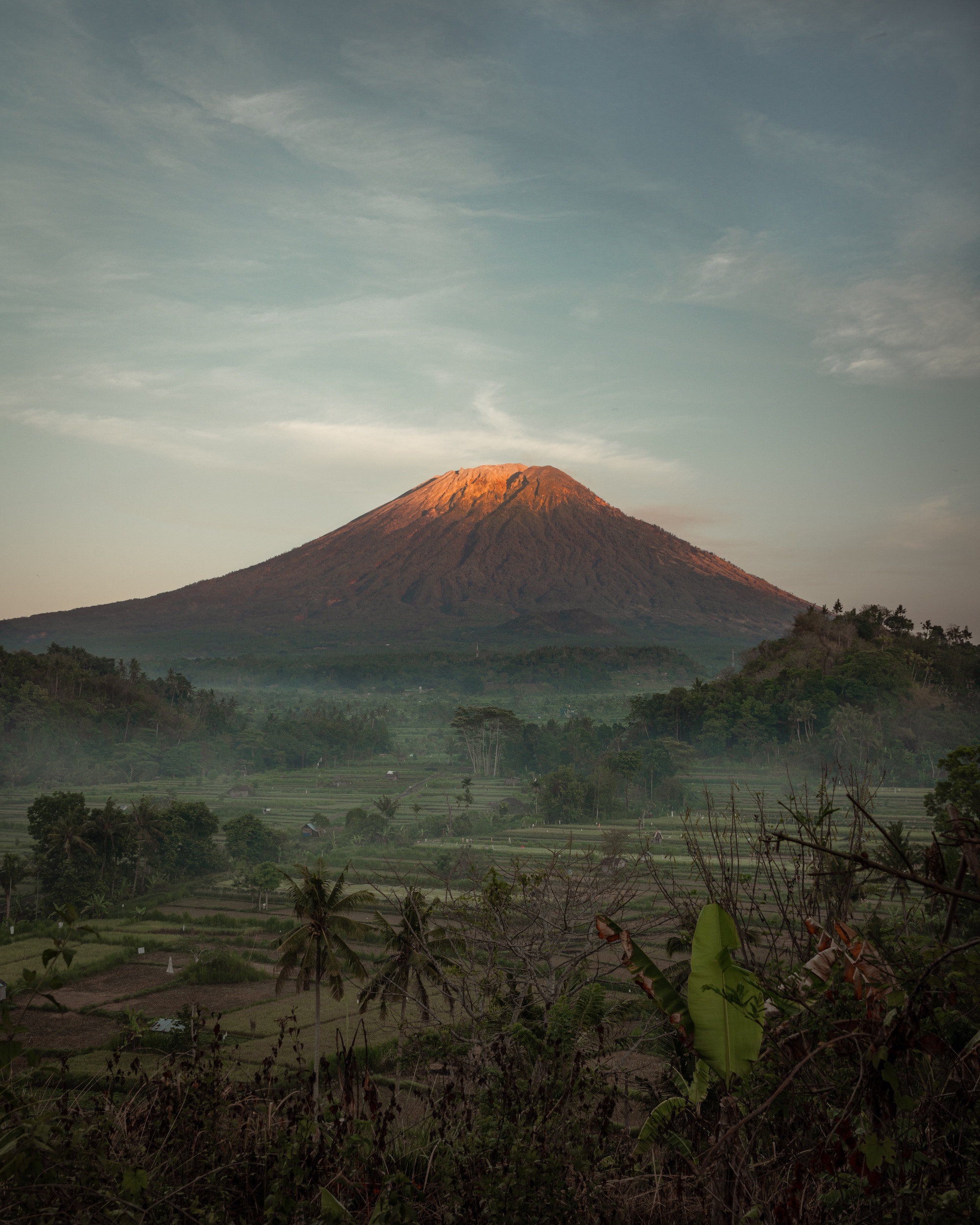 RUSSIAN TOURIST TO BE DEPORTED FOR POSING WITH PANTS AROUND HIS ANKLES ON MOUNT AGUNG 