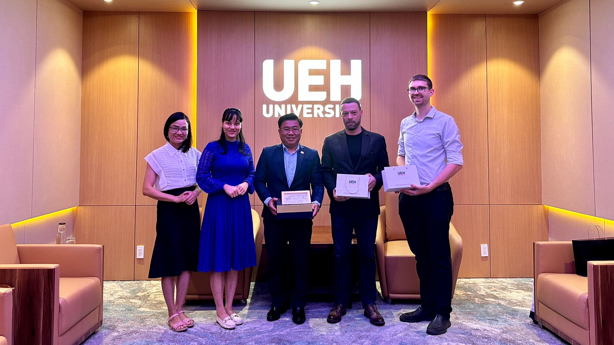 <strong>USJ VISITS HO CHI MINH CITY TO FORM PARTNERSHIP WITH UEH </strong> <strong>USJ VISITS HO CHI MINH CITY TO FORM PARTNERSHIP WITH UEH </strong>