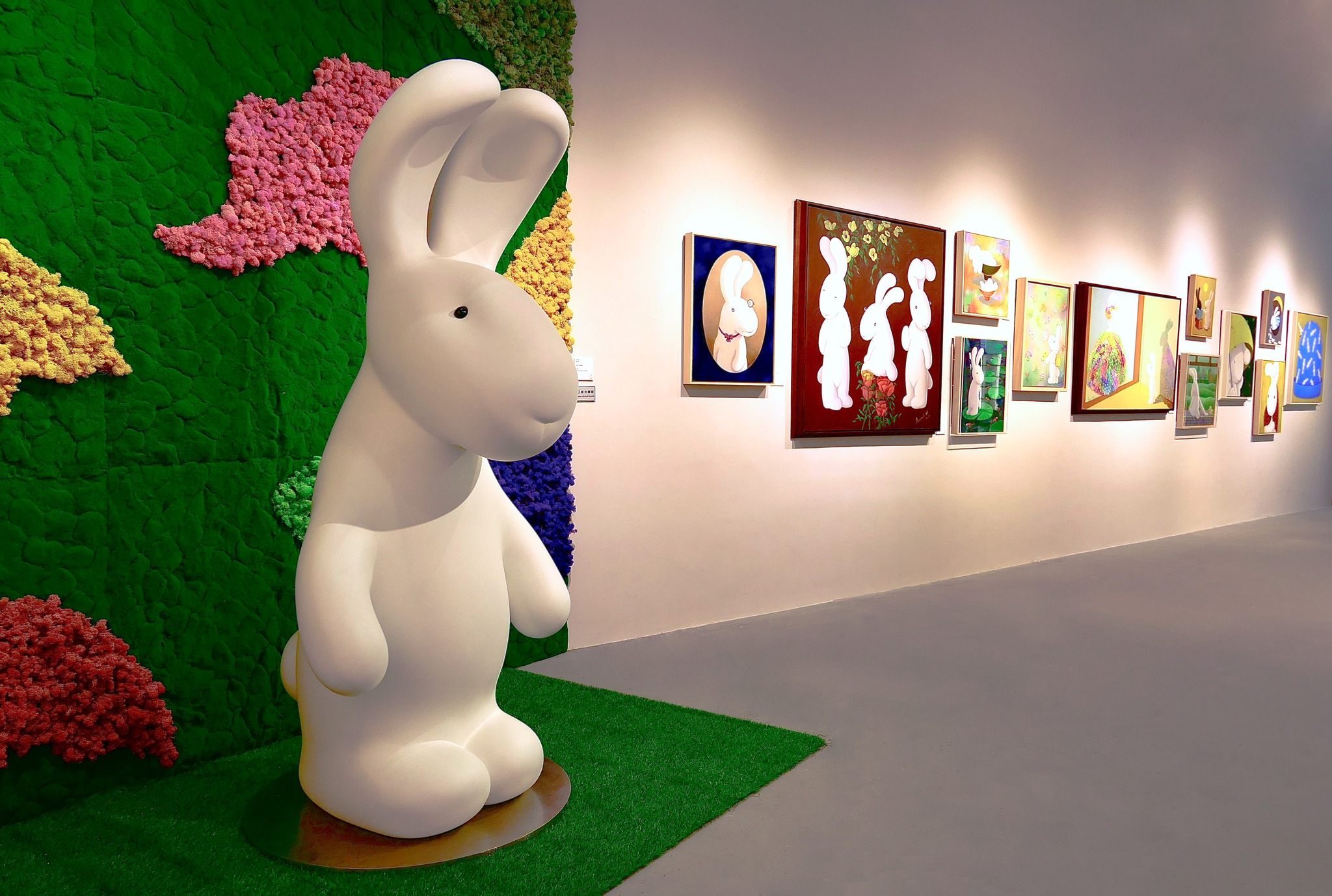 H853 SHOWCASES ARNALDO HO’S COLLECTION OF 27 RABBIT PAINTINGS AND SCULPTURES BY TAIWANESE ARTIST HUANG BENREI H853 SHOWCASES ARNALDO HO’S COLLECTION OF 27 RABBIT PAINTINGS AND SCULPTURES BY TAIWANESE ARTIST HUANG BENREI