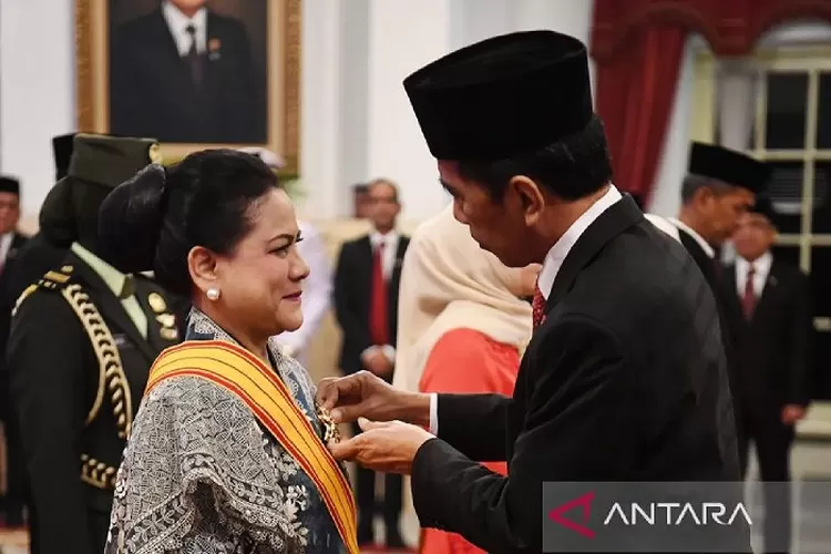 PRESIDEN JOKO WIDODO ANUGERAHI ISTRI DENGAN ‘BINTANG REPUBLIK INDONESIA ADIPRANA’ PRESIDEN JOKO WIDODO ANUGERAHI ISTRI DENGAN ‘BINTANG REPUBLIK INDONESIA ADIPRANA’