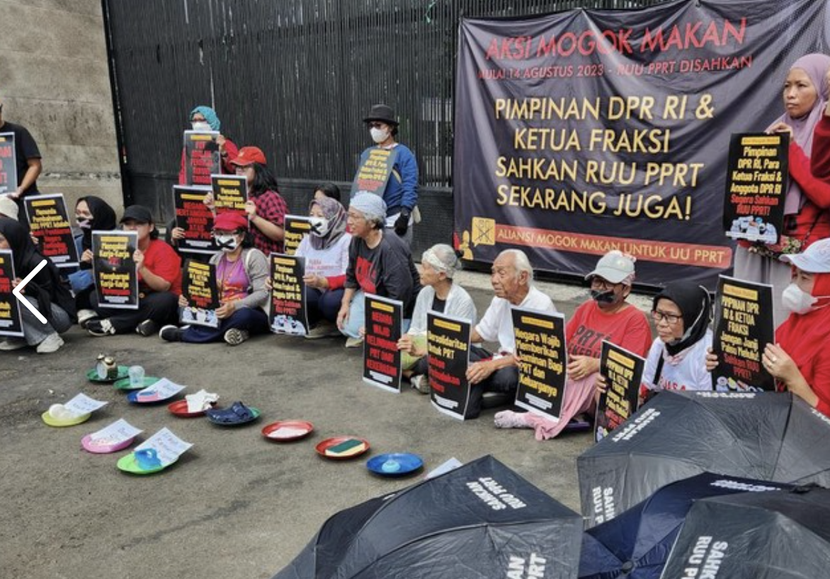 30 ORANG GELAR AKSI MOGOK MAKAN UNTUK UU PERLINDUNGAN PEKERJA RUMAH TANGGA 30 ORANG GELAR AKSI MOGOK MAKAN UNTUK UU PERLINDUNGAN PEKERJA RUMAH TANGGA