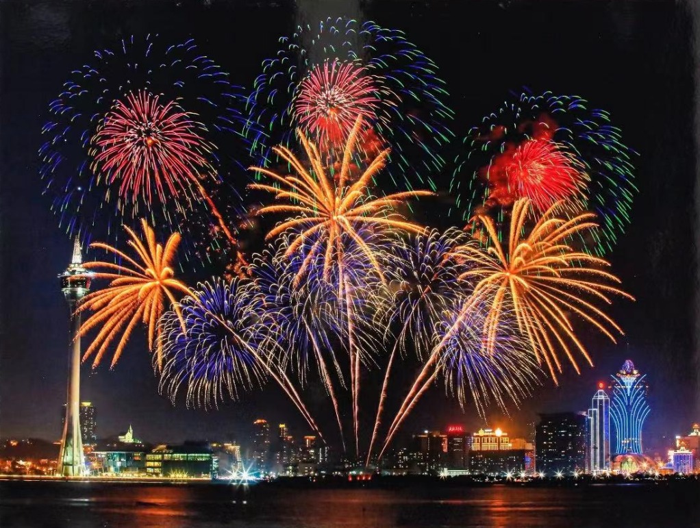 CELEBRATE MID-AUTUMN FEST AND GOLDEN WEEK WITH DINNER CRUISES DURING FIREWORKS SHOWS CELEBRATE MID-AUTUMN FEST AND GOLDEN WEEK WITH DINNER CRUISES DURING FIREWORKS SHOWS