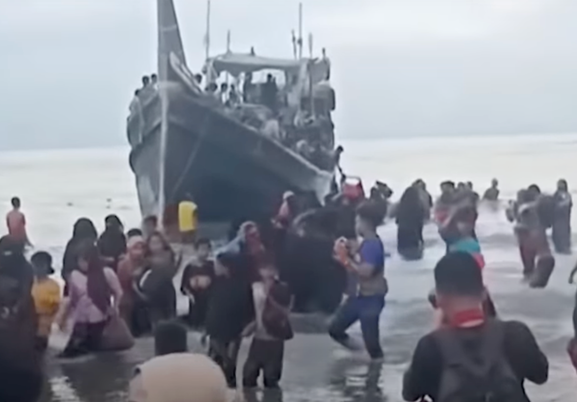 MASYARAKAT BANDA ACEH TOLAK PENGUNGSI ROHINGYA YANG DINILAI TIDAK BISA IKUT ATURAN SETEMPAT MASYARAKAT BANDA ACEH TOLAK PENGUNGSI ROHINGYA YANG DINILAI TIDAK BISA IKUT ATURAN SETEMPAT