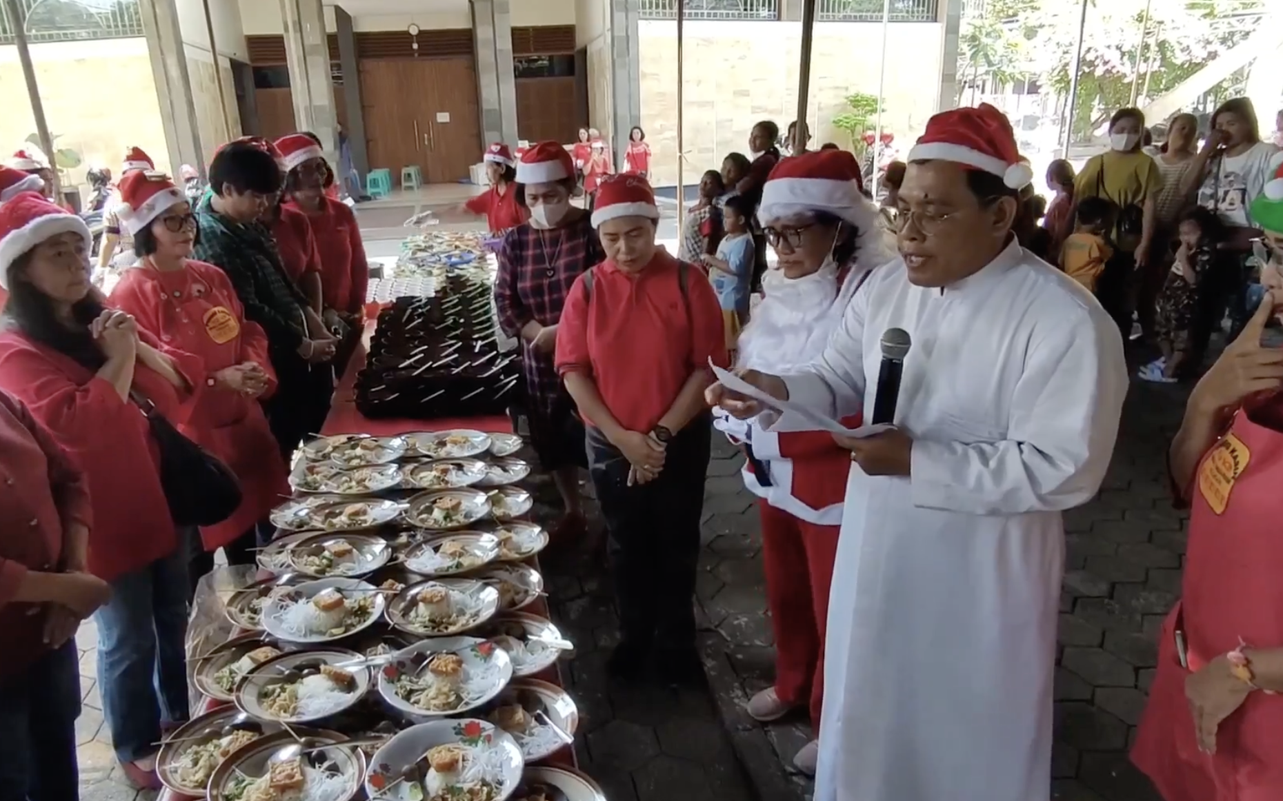 GEREJA KATOLIK SANTA THERESIA BONGSARI DI SEMARANG ADAKAN PROGRAM MAKAN GRATIS NATAL ‘PIRING KASIH’ GEREJA KATOLIK SANTA THERESIA BONGSARI DI SEMARANG ADAKAN PROGRAM MAKAN GRATIS NATAL ‘PIRING KASIH’