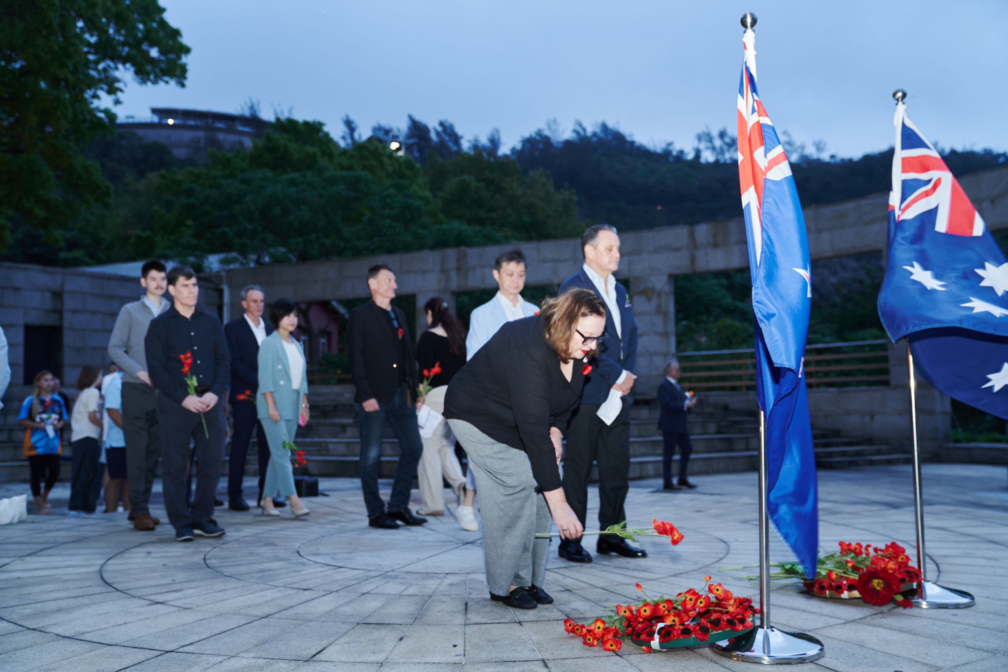 LOCAL AUSSIES REMEMBERING ANZAC DAY LOCAL AUSSIES REMEMBERING ANZAC DAY