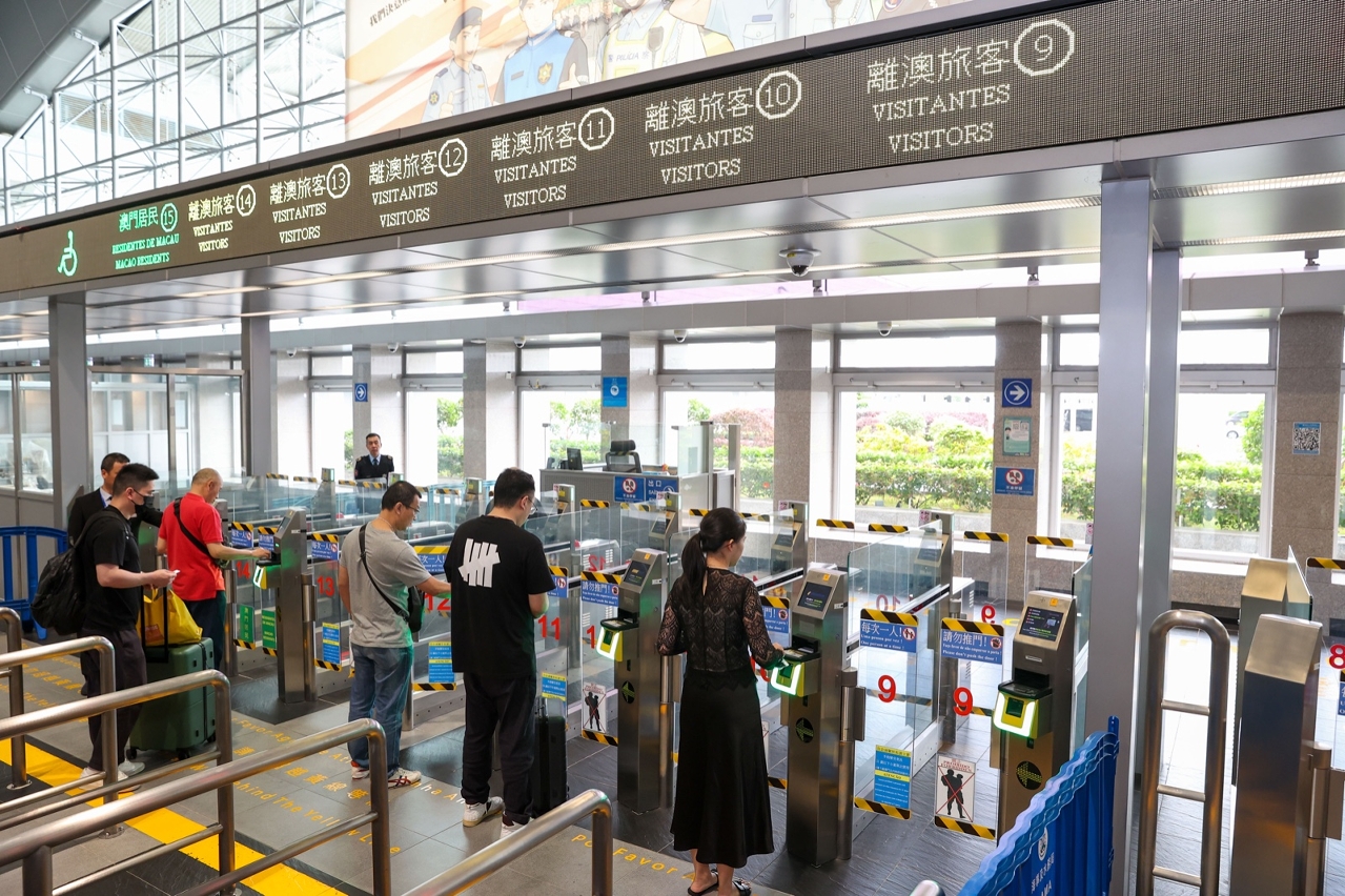 PORTUGUESE AND SINGAPOREAN PASSPORT HOLDERS CAN NOW USE E-CHANNEL ACROSS MACAU’S BORDER CHECKPOINTS PORTUGUESE AND SINGAPOREAN PASSPORT HOLDERS CAN NOW USE E-CHANNEL ACROSS MACAU’S BORDER CHECKPOINTS