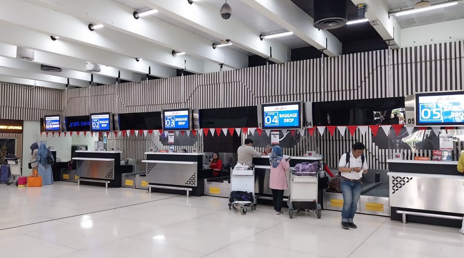 GANGGUAN PADA SERVER PUSAT DATA NASIONAL SEBABKAN ARUS IMIGRASI BANDARA SOETTA MENUMPUK