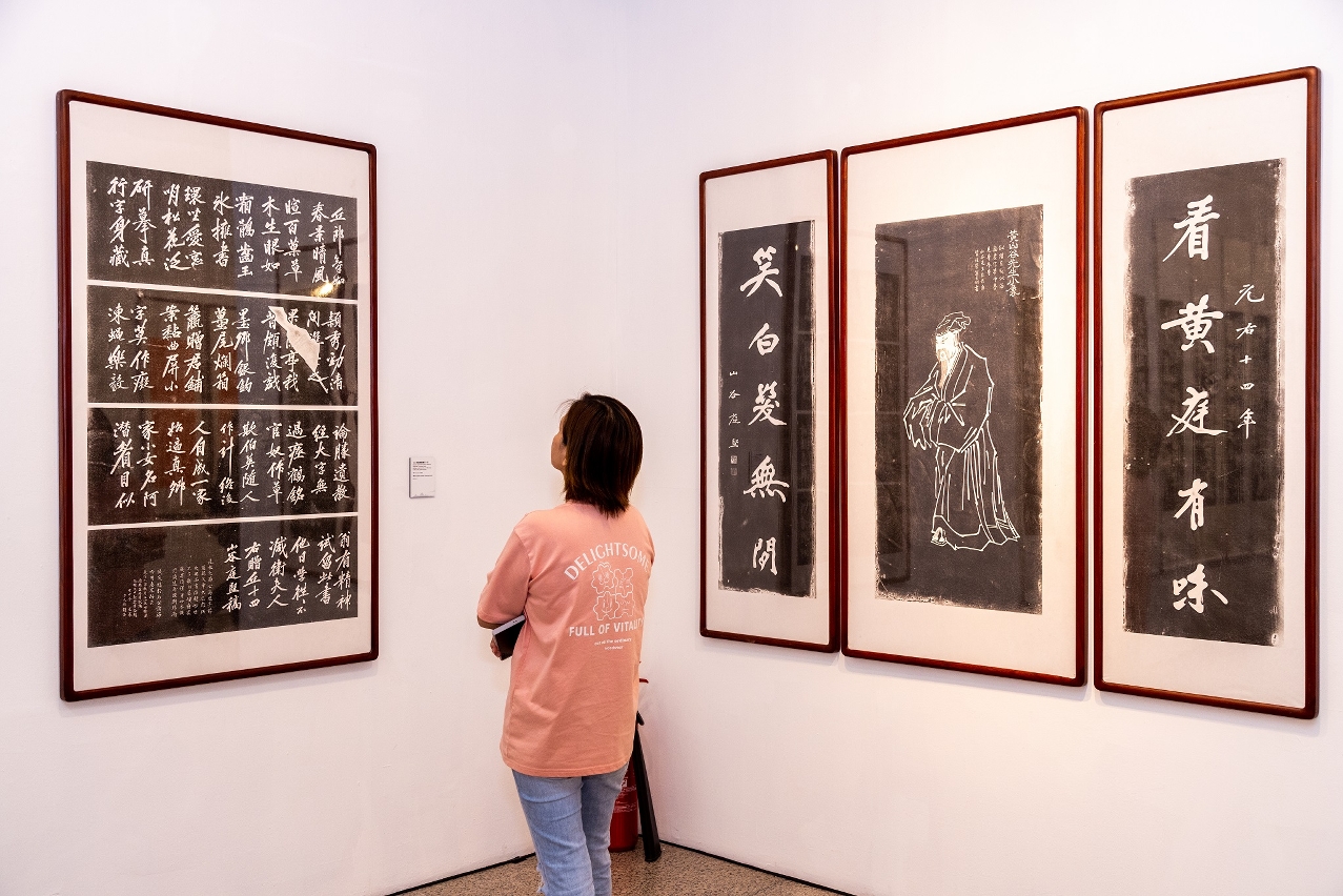 TAP SEAC GALLERY PRESENTS EXHIBITION OF CALLIGRAPHIC DOCUMENTS BY HUANG TINGJIAN TAP SEAC GALLERY PRESENTS EXHIBITION OF CALLIGRAPHIC DOCUMENTS BY HUANG TINGJIAN