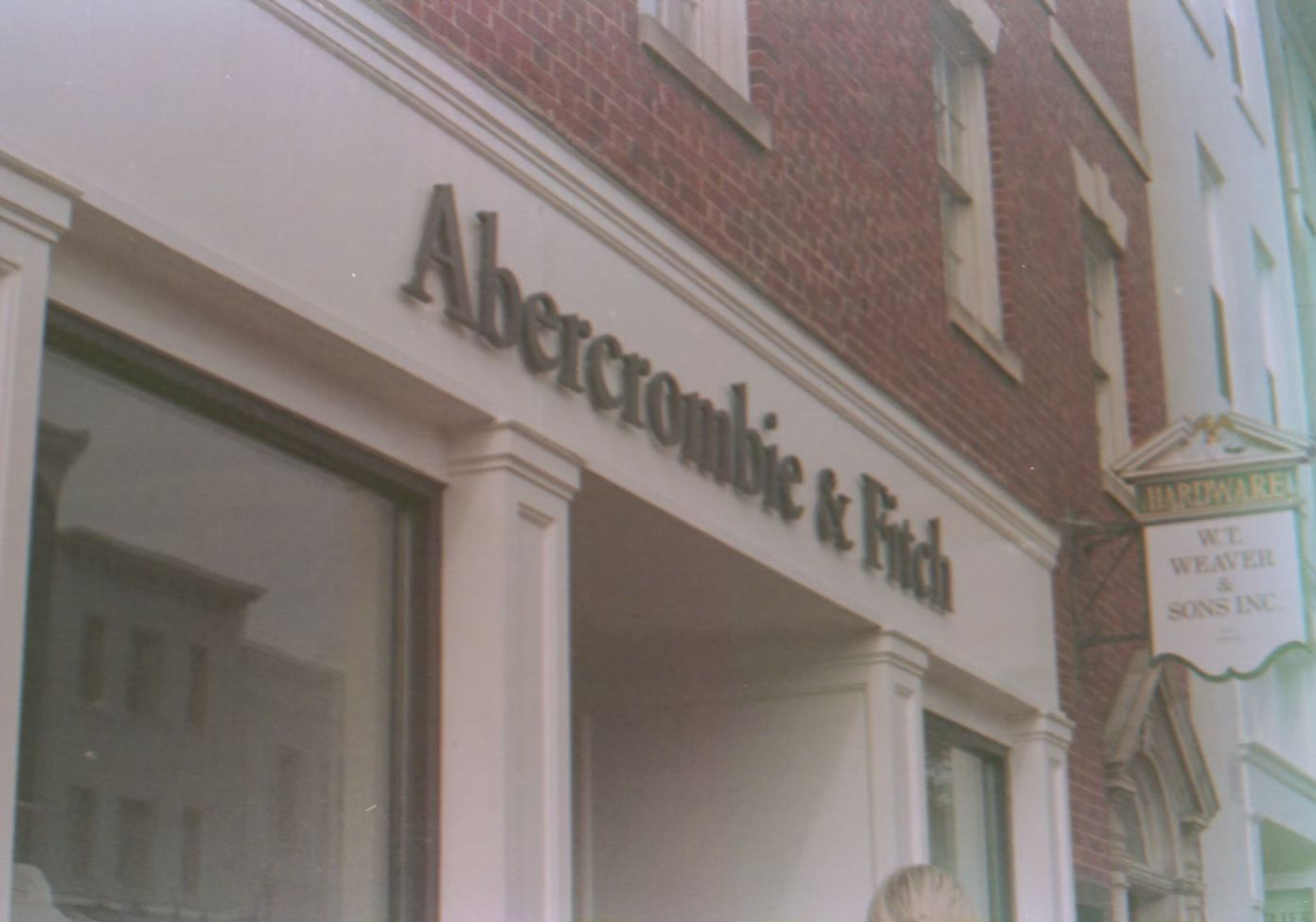 US CLOTHING COMPANY ABERCROMBIE & FITCH CO. TO RETURN TO HONG KONG AFTER CLOSING ITS STORE IN THE NEIGHBOURING SAR 8 YEARS AGO US CLOTHING COMPANY ABERCROMBIE & FITCH CO. TO RETURN TO HONG KONG AFTER CLOSING ITS STORE IN THE NEIGHBOURING SAR 8 YEARS AGO