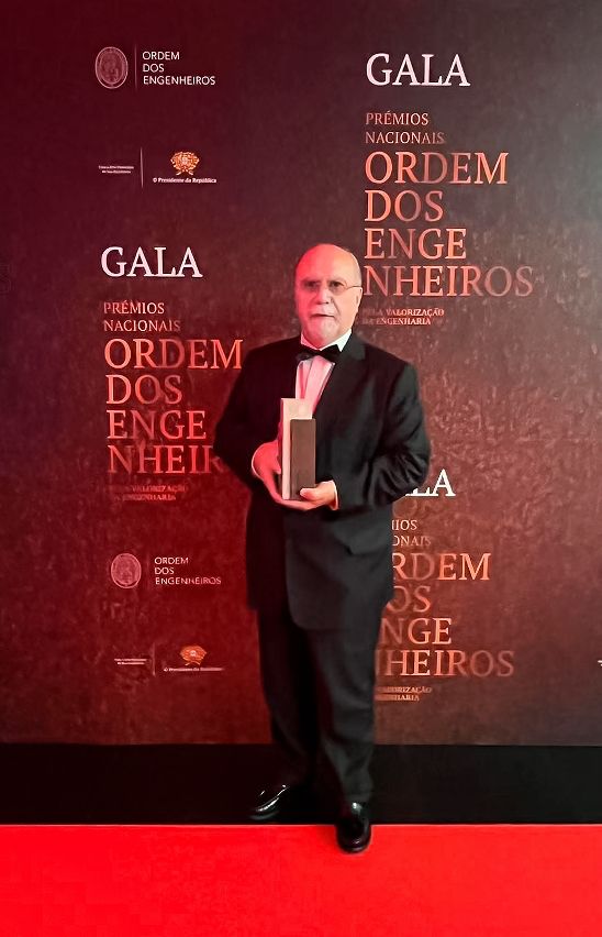 UM VICE RECTOR RUI MARTINS RECEIVES NATIONAL AWARD IN ELECTRICAL ENGINEERING FROM ORDEM DOS ENGENHEIROS OF PORTUGAL UM VICE RECTOR RUI MARTINS RECEIVES NATIONAL AWARD IN ELECTRICAL ENGINEERING FROM ORDEM DOS ENGENHEIROS OF PORTUGAL