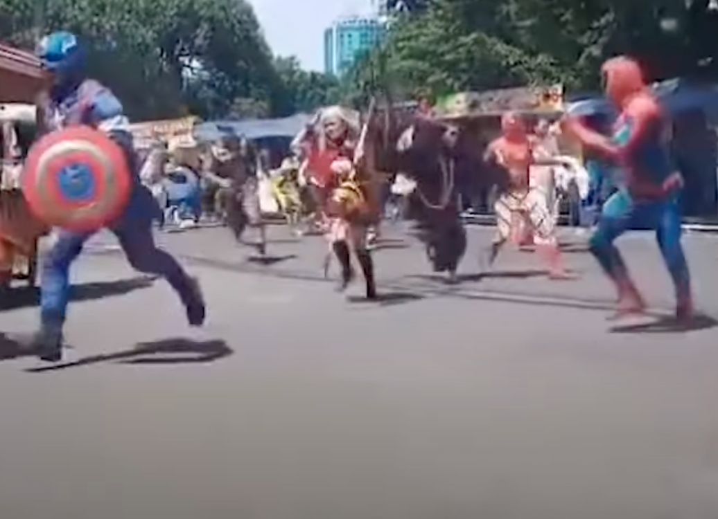 VIRAL SUPERHERO BERHAMBURAN DIKEJAR SATPOL PP BANDUNG