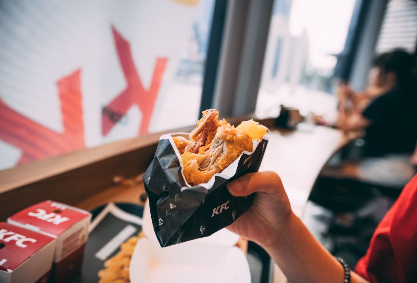 RUGI 557 MILYAR RUPIAH KFC TERPAKSA TUTUP 47 GERAI DI INDONESIA DAN PHK MASSAL