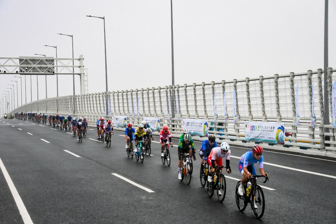 SIXTY-SEVEN CYCLISTS FROM 23 MACAU, HONG KONG AND MAINLAND TEAMS JOIN YESTERDAY’S GUANGDONG-HONG KONG-MACAO ROAD CYCLING RACE HELD ON HZMB SIXTY-SEVEN CYCLISTS FROM 23 MACAU, HONG KONG AND MAINLAND TEAMS JOIN YESTERDAY’S GUANGDONG-HONG KONG-MACAO ROAD CYCLING RACE HELD ON HZMB