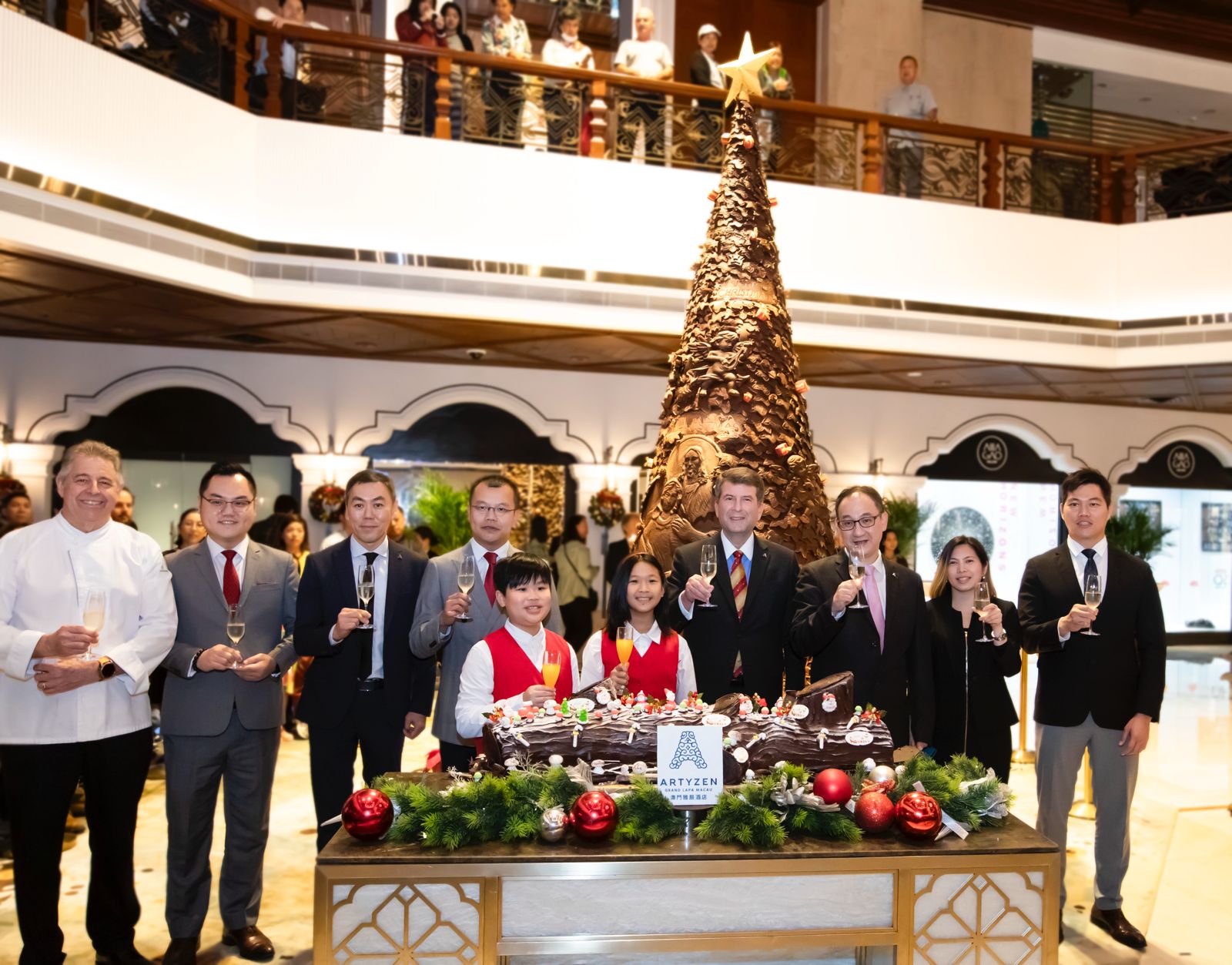 ARTYZEN GRAND LAPA MACAU SHOWCASES 5-METRE-TALL CHRISTMAS TREE MADE OF CHOCOLATE ARTYZEN GRAND LAPA MACAU SHOWCASES 5-METRE-TALL CHRISTMAS TREE MADE OF CHOCOLATE