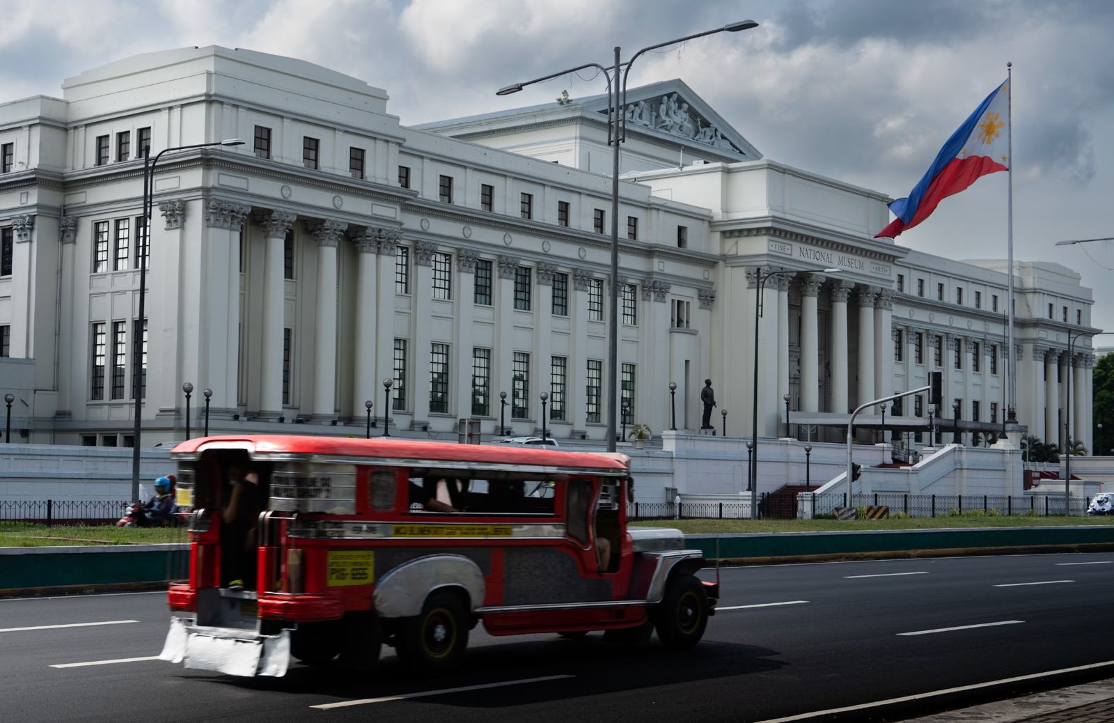 RESIDENTE NG MAYNILA NAKAKAKUHA NG MGA PAMASKONG REGALO RESIDENTE NG MAYNILA NAKAKAKUHA NG MGA PAMASKONG REGALO