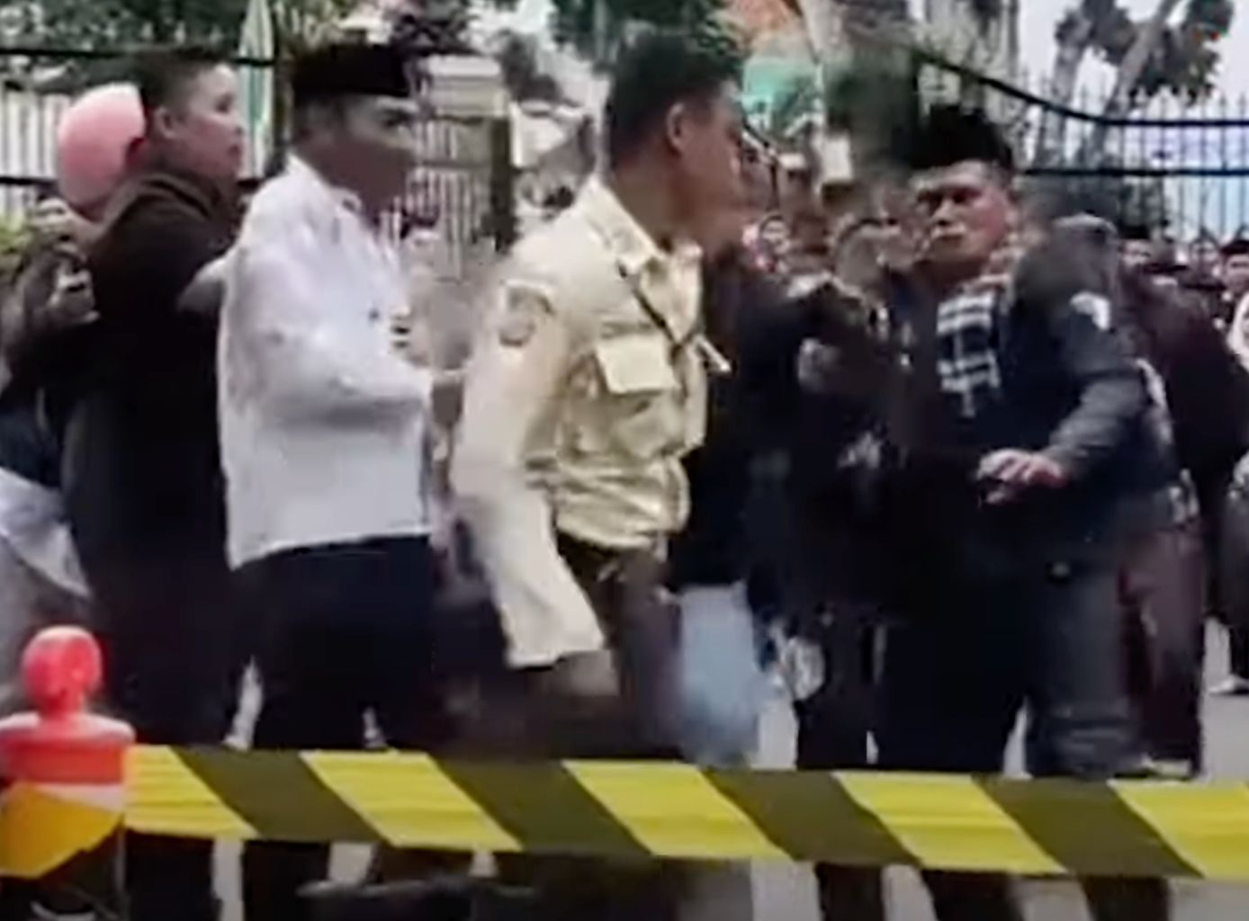 ORMAS PERGURUAN SILAT ASAL BANTEN INGIN ZIARAH KE MAKAM MBAH JEPRA DI LOKASI KEBUN RAYA BOGOR, KEROYOK 7 SATPAM 