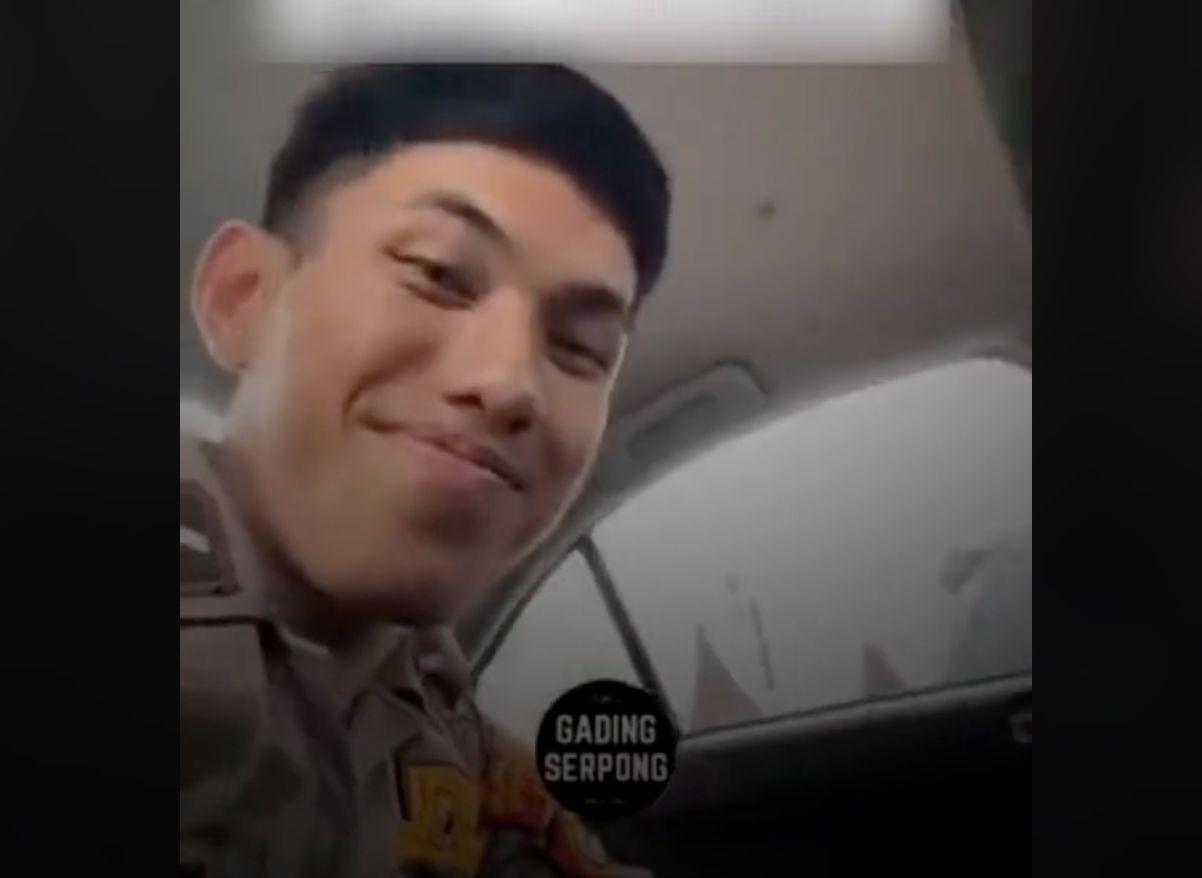 VIDEO VIRAL: POLISI MUDA BERSERAGAM LENGKAP PASANG SIRINE SAAT PATROLI DI MOMEN YANG TIDAK TEPAT DINILAI TIDAK PROFESIONAL VIDEO VIRAL: POLISI MUDA BERSERAGAM LENGKAP PASANG SIRINE SAAT PATROLI DI MOMEN YANG TIDAK TEPAT DINILAI TIDAK PROFESIONAL
