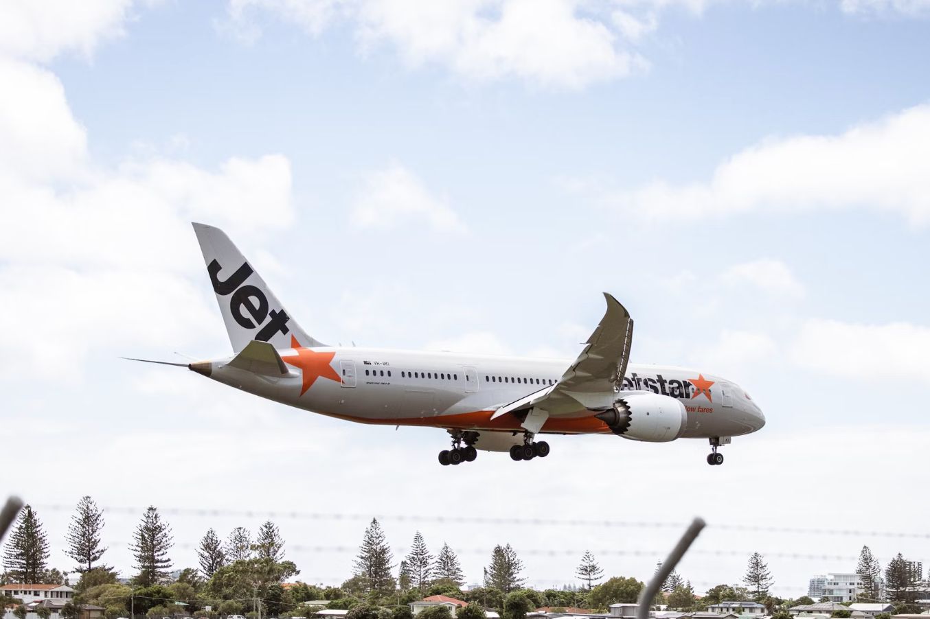 JETSTAR FLIGHT CARRYING OVER 200 PEOPLE EN ROUTE TO MELBOURNE RETURNS TO BALI AFTER PASSENGER TRIES OPENING PLANE DOOR MID-FLIGHT JETSTAR FLIGHT CARRYING OVER 200 PEOPLE EN ROUTE TO MELBOURNE RETURNS TO BALI AFTER PASSENGER TRIES OPENING PLANE DOOR MID-FLIGHT