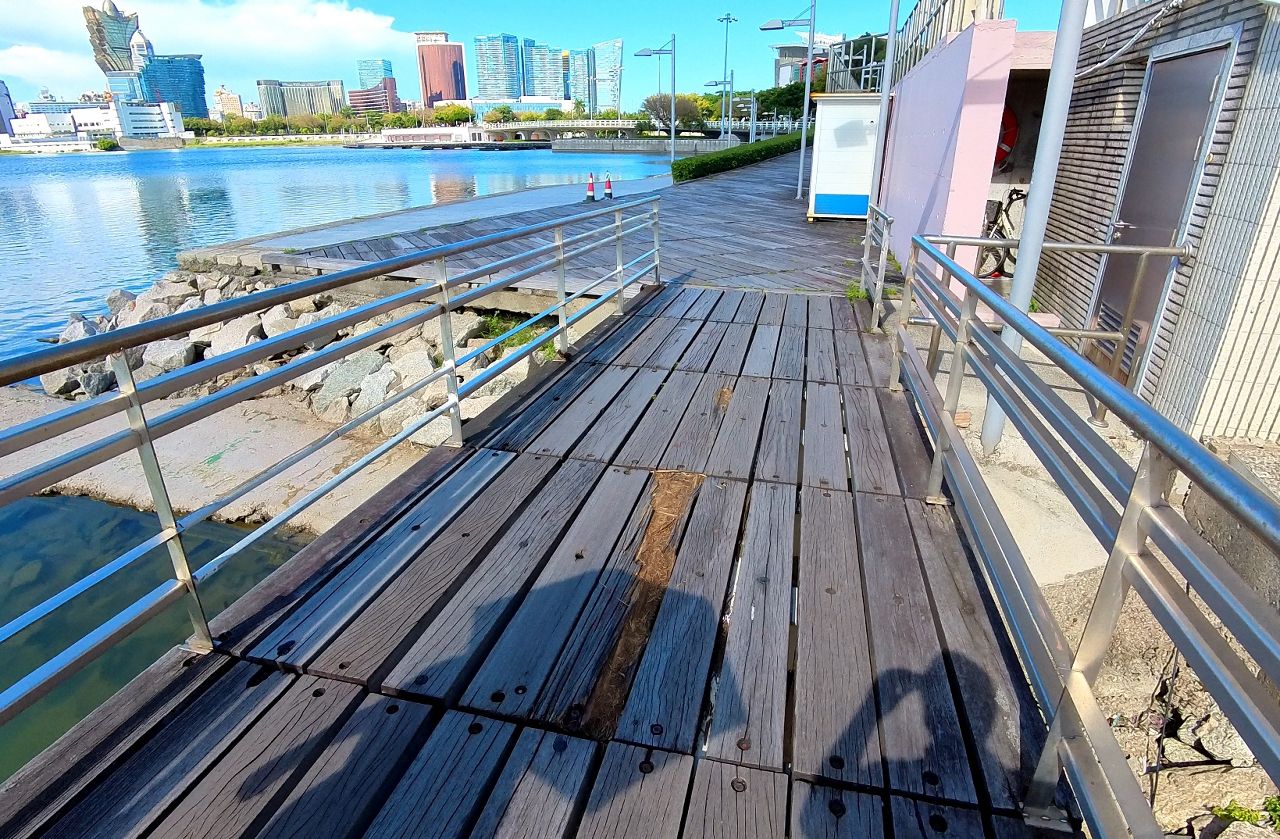 SAI VAN LAKE SQUARE’S BOARDWALK NEAR MACAU TOWER GETS RENOVATED AFTER 20 YEARS SAI VAN LAKE SQUARE’S BOARDWALK NEAR MACAU TOWER GETS RENOVATED AFTER 20 YEARS