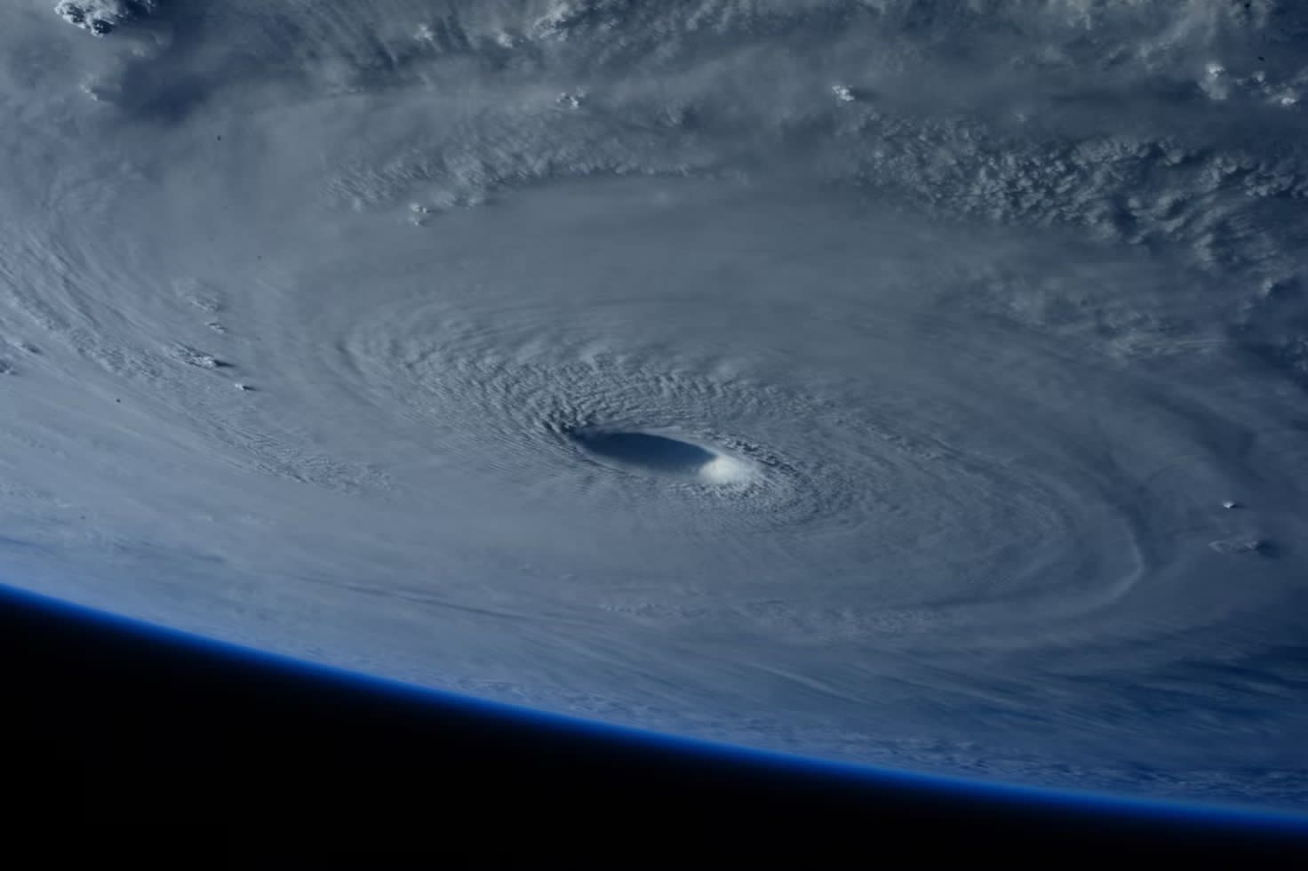 MACAU TO HOIST TYPHOON SIGNAL NO. 8 AFTER 3 AM TONIGHT AS HIGHER SIGNALS MAY BE ISSUED AT DAYTIME TOMORROW MACAU TO HOIST TYPHOON SIGNAL NO. 8 AFTER 3 AM TONIGHT AS HIGHER SIGNALS MAY BE ISSUED AT DAYTIME TOMORROW