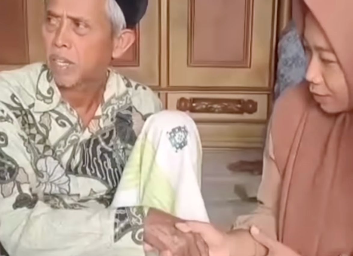 GURU MADRASAH DEMAK HARUS BAYAR DENDA 12,5 JUTA RUPIAH KARENA TAMPAR SISWA YANG LEMPAR SEPATU GURU MADRASAH DEMAK HARUS BAYAR DENDA 12,5 JUTA RUPIAH KARENA TAMPAR SISWA YANG LEMPAR SEPATU