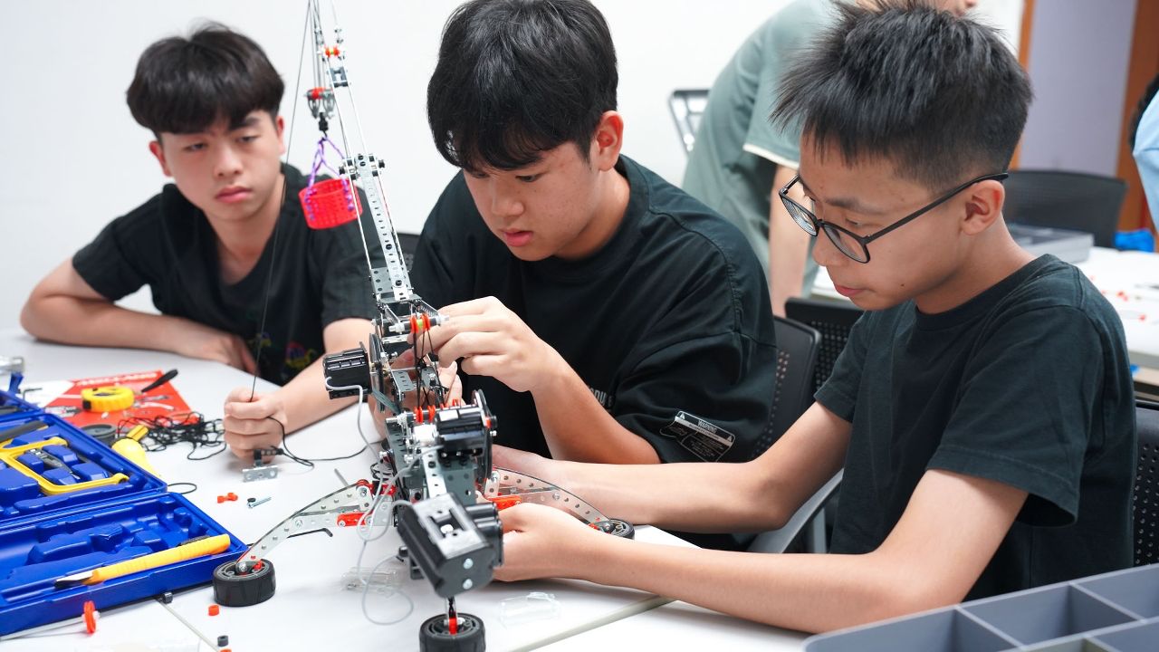 UNIVERSITY OF MACAU ORGANISES NINE SCIENCE SUMMER CAMPS FOR YOUNG PEOPLE UNIVERSITY OF MACAU ORGANISES NINE SCIENCE SUMMER CAMPS FOR YOUNG PEOPLE