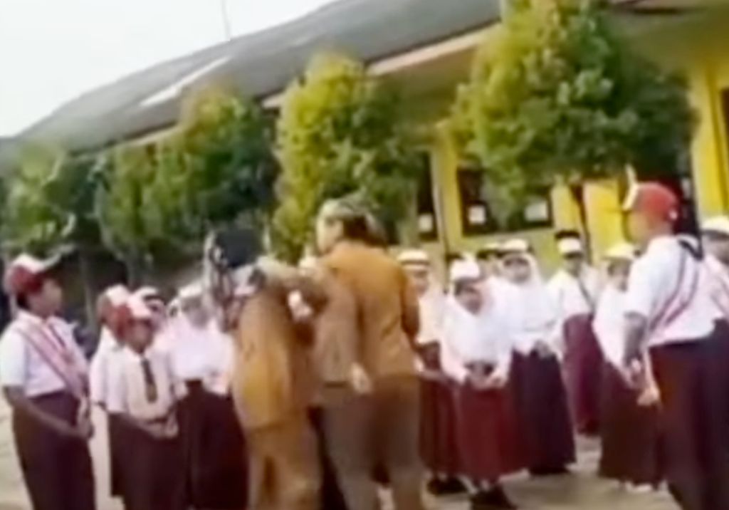 SEORANG GURU SD DI LAMPUNG DIBERHENTIKAN KARENA ANCAM CEKIK SISWA, TERNYATA PUNYA RIWAYAT ODGJ SEORANG GURU SD DI LAMPUNG DIBERHENTIKAN KARENA ANCAM CEKIK SISWA, TERNYATA PUNYA RIWAYAT ODGJ