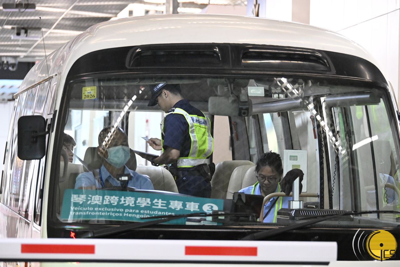 MACAU-HENGQIN CROSS-BOUNDARY STUDENT SHUTTLE SERVICE FEATURES IN-VEHICLE INSPECTION AND CLEARANCE MACAU-HENGQIN CROSS-BOUNDARY STUDENT SHUTTLE SERVICE FEATURES IN-VEHICLE INSPECTION AND CLEARANCE