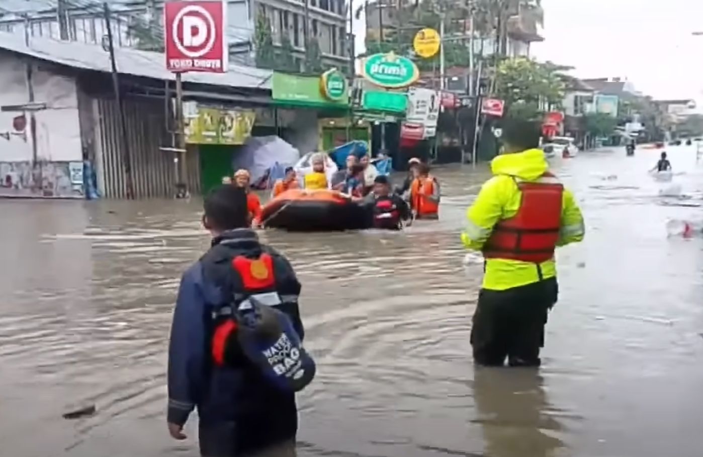 KORBAN BANJIR BALI NAIK JADI 16 ORANG MENINGGAL, 1 ORANG HILANG KORBAN BANJIR BALI NAIK JADI 16 ORANG MENINGGAL, 1 ORANG HILANG