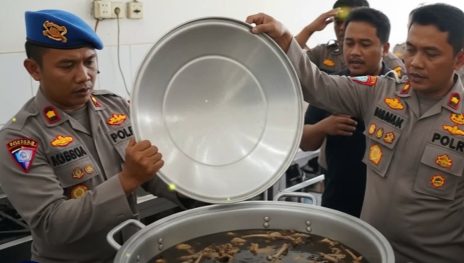 VIDEO YOUTUBE TENTANG PEDAGANG DI WONOSOBO PAKAI ORGAN TUBUH MAYAT UNTUK SOTO TERNYATA HOAKS VIDEO YOUTUBE TENTANG PEDAGANG DI WONOSOBO PAKAI ORGAN TUBUH MAYAT UNTUK SOTO TERNYATA HOAKS