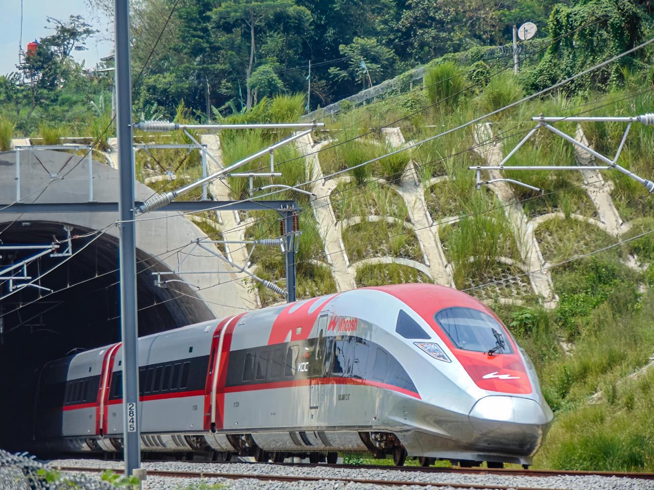 PEMERINTAH INDONESIA INGIN PERLUAS JANGKAUAN KERETA CEPAT WHOOSH SAMPAI SURABAYA DITENGAH MASALAH HUTANG PEMERINTAH INDONESIA INGIN PERLUAS JANGKAUAN KERETA CEPAT WHOOSH SAMPAI SURABAYA DITENGAH MASALAH HUTANG